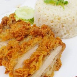 ข้าวไก่กรอบ พร้อมน้ำจิ้มตามชอบ