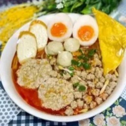 เก๋วยเตี๋ยวเรือยกล้อตั้มยำ