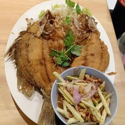 ปลากะพงทอดราดน้ำปลา
