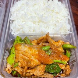 ผัดพริกแกง หมูสามชั้นสไลซ์ ราดข้าว