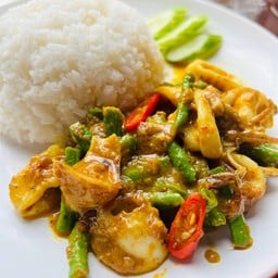 ข้าวราดหมึกผัดพริกแกงใต้