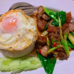 คะน้าหมูกรอบ+ไข่ดาว ราดข้าว