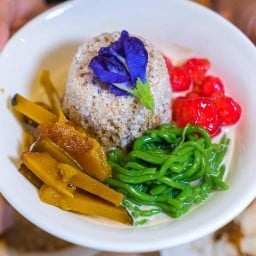 บ้านคุณย่า 24 สลัดผัก ขนมหวาน -