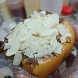 ปังไส้ทะลัก นูเทลล่า อัลมอนด์ (1ชิ้น)