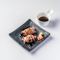 ข้าวปั้นหน้าเนื้อวากิล