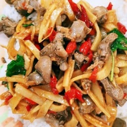 ผัดหน่อไม้เครื่องในไก่ใบโหระพา ราดข้าว