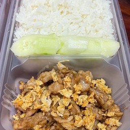 หมู,ไก่ ผัดกระเทียม ราดข้าว