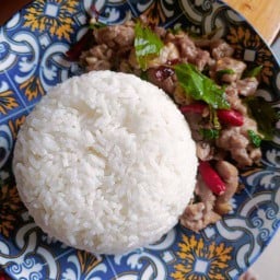 ผัดกระเพราไก่ราดข้าว