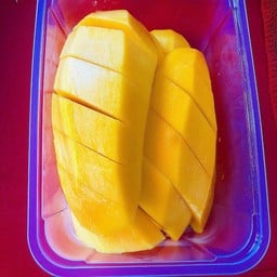 มะม่วงปอกพร้อมทาน (ไม่มีข้าวเหนียวมูนนะคะ)