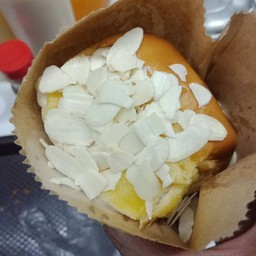 ปังไส้ทะลัก เนยนม อัลมอนด์ (1ชิ้น)