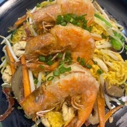 ผัดหมี่ฮกเกี้ยนกุ้งทะเลทอด