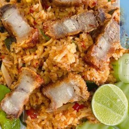 ข้าวผัดต้มยำหมูกรอบ