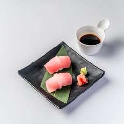 ข้าวปั้นหน้าทูน่า