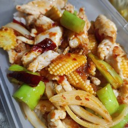 ผัดน้ำพริกเผาไก่ราดข้าว