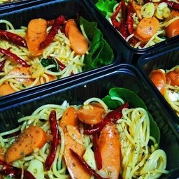 สปาเก็ตตี้ใส้กรอกหนังกรอบผัดพริกขี้หนู