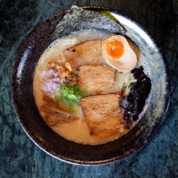 ราเมงซุปทงคตสึกระเทียมดำพริกไทย หมูชาชู 3 ชิ้น ไข่ดองโชยุครึ่งฟอง