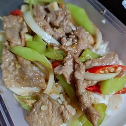 ผัดพริกสดหอมใหญ่เนื้อราดข้าว