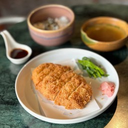 หมูทอดทงคัตสึ  เสิร์ฟพร้อมข้าวญี่ปุ่น