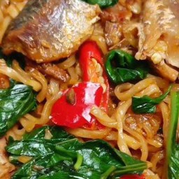 มาม่าผัดปลากระป๋อง