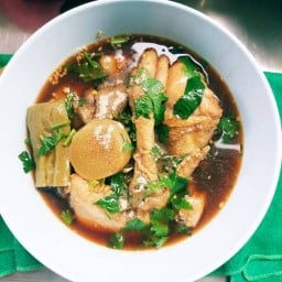 ก๋วยเตี๋ยวไก่ตุ๋นพริกเผ็ด