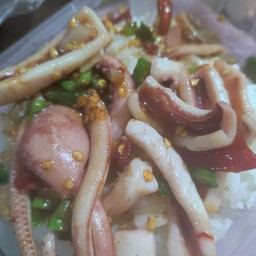 กะเพราปลาหมึกราดข้าว