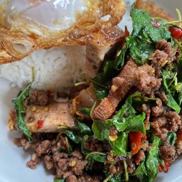 กะเพราแท้หมู + หมูกรอบ