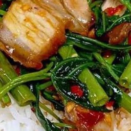 ผัดผักบุ้งหมูกรอบราดข้าว