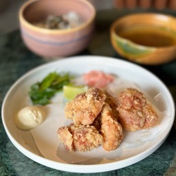 ไก่ทอดคาราอาเกะ  เสิร์ฟพร้อมข้าวญี่ปุ่น