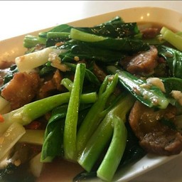 คะน้าหมูกรอบ