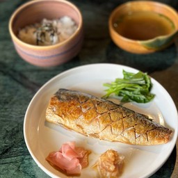 ปลาซาบะย่างเกลือ เสิร์ฟพร้อมข้าวญี่ปุ่น