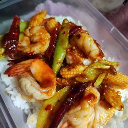 ผัดน้ำพริกเผากุ้งราดข้าว