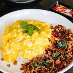 ข้าวไข่ข้นกะเพราหมูสับ