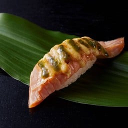 ซูชิแซลมอนชีสซอสเบซิล