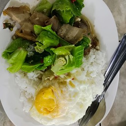 แขนงหมูกรอบราดข้าว+ไข่ดาว