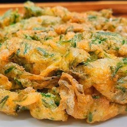 ชะอมไข่ทอดแบบแผ่นหรือหั่นได้ค่ะ