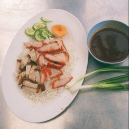ข้าวหมูแดง หมูกรอบ ใส่ไข่