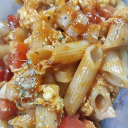 มักโรนีผัดซอสมะเขือเทศไก่