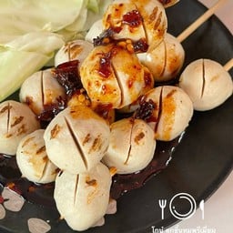 ลูกชิ้นหมูปิ้ง 3 ไม้ (ลูกชิ้นหมูทางร้านทำเอง)