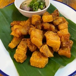 สามชั้นทอดน้ำปลา