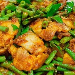 คั่วพริกแกง หมูสามชั่น + ถั่วฝักยาว + ไข่ดาว