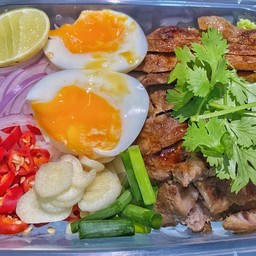 ข้าวขยำหมูย่างทรงเครื่องจิ้มแจ่ว