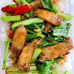 คะน้าหมูกรอบไข่ดาว