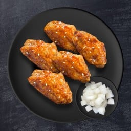 ปีกไก่ 5 ชิ้น ทอดกรอบเคลือบซอสโฮมเมด โรยด้วยงาและสาหร่าย ฟรี ไชเท้าดอง