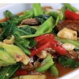 กระเพราปลากะป๋องราดข้าว