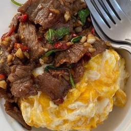 ข้าวไข่ข้นกระเพราเนื้อตุ๋น