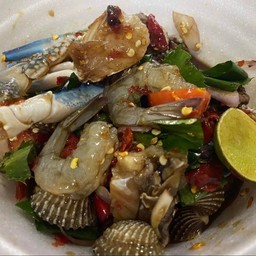 ยำกุ้งสดปูม้าหอยแครง