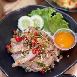 ข้าวคอหมูย่าง คั่วพริกเกลือ ไข่ดอง
