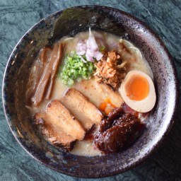 ราเมงซุปทงคตสึมิโสะเผ็ด หมูชาชู 3 ชิ้น ไข่โชยุดองครึ่งใบ