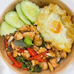 กะเพราไก่พริกแห้งราดข้าว