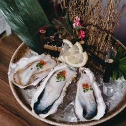 หอยนางรมสดๆ พร้อมน้ำจิ้มซีฟู๊ดรสเด็ด